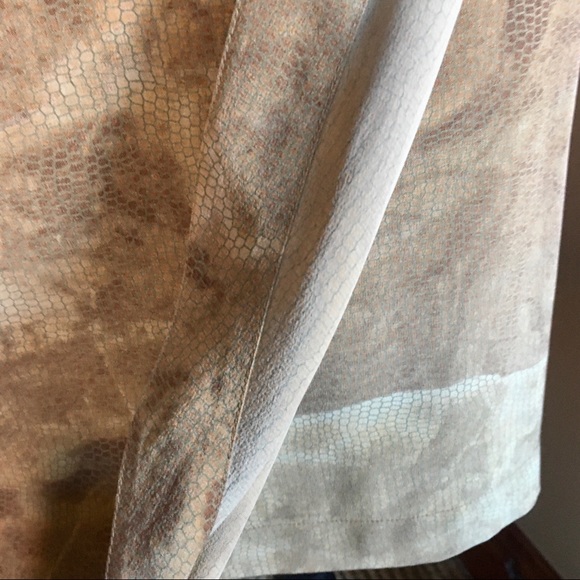 Gold silk skirt in reptile print. - Picture 4 of 7